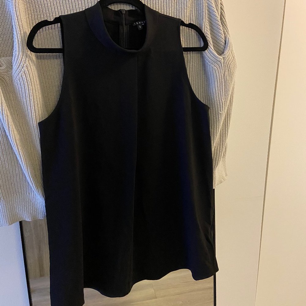 Black Mock-Neck Theory Shell Size L